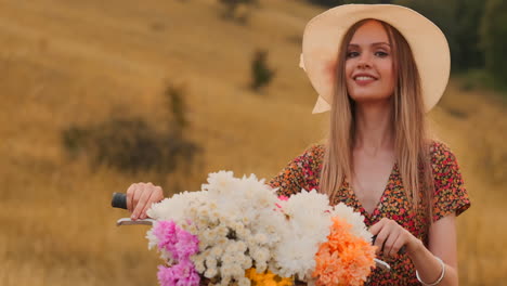 Mädchen-Im-Mittleren-Plan-Im-Kleid-Geht-Mit-Fahrrad-Und-Blumen-Auf-Dem-Feld